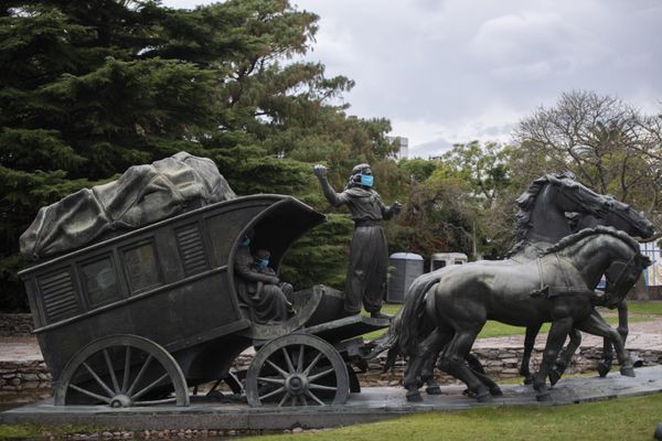 A statue of a gaucho family wearing face masks as if to prevent the spread of new coronavirus stands in Montevideo, Uruguay, 4 May 2020. The sculpture is part of a larger set which represents the pioneers in Uruguay and is called The Stage Coach. It was created by Uruguayan sculptor Jose Belloni in 1922 A statue of a gaucho family wearing face masks as if to prevent the spread of new coronavirus stands in Montevideo, Uruguay, 4 May 2020. The sculpture is part of a larger set which represents the pioneers in Uruguay and is called The Stage Coach. It was created by Uruguayan sculptor Jose Belloni in 1922 - Sputnik International
