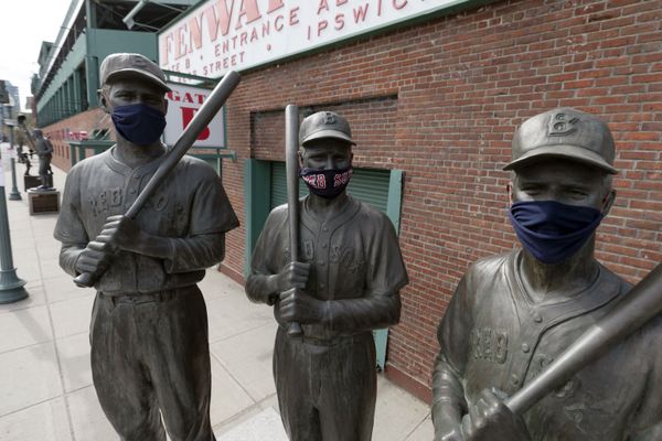 Statues of former Boston Red Sox greats, from left, Ted Williams, Bobby Doerr and Johnny Pesky, wear protective masks outside Fenway Park, 17 April 2020, in Boston. Statues of former Boston Red Sox greats, from left, Ted Williams, Bobby Doerr and Johnny Pesky, wear protective masks outside Fenway Park, 17 April 2020, in Boston. - Sputnik International