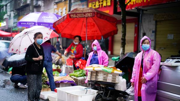 People wearing protective face masks are seen at a street market in Wuhan, the Chinese city hit the hardest by the coronavirus disease (COVID-19) outbreak, in the Hubei province, China, May 14, 2020. - Sputnik International