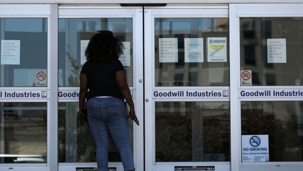 FILE PHOTO: A woman looks for information on the application for unemployment support at the New Orleans Office of Workforce Development, as the spread of coronavirus disease (COVID-19) continues, in New Orleans, Louisiana U.S., April 13, 2020 - Sputnik International