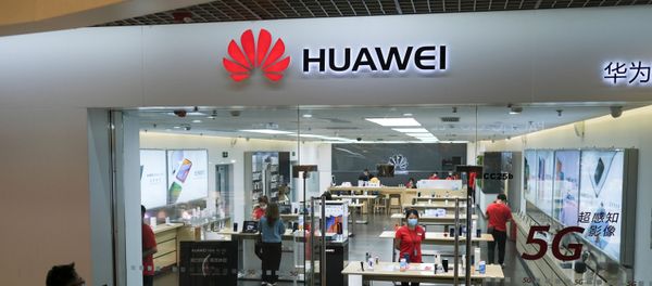 People wearing face masks walk past a?Huawei?store at a shopping mall, following an outbreak of the coronavirus disease (COVID-19), in Beijing, China May 18, 2020 - Sputnik International
