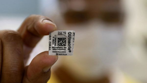 A nurse shows a Hydroxychloroquine pill, amid the coronavirus disease (COVID-19) outbreak, at Nossa Senhora da Conceicao hospital in Porto Alegre, Brazil, April 23, 2020 - Sputnik International