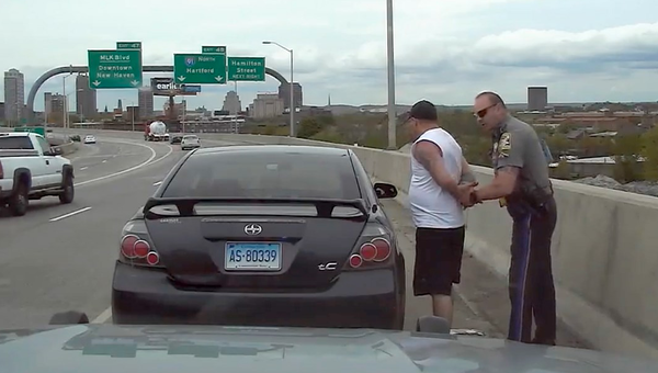State Trooper Matthew Spina pulls over motorist Kevin Jette - Sputnik International