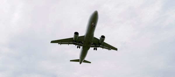 Flight attendants photograph a plane landing at Reagan National Airport during the coronavirus crisis while on a layover in Washington, U.S., April 29, 2020. - Sputnik International