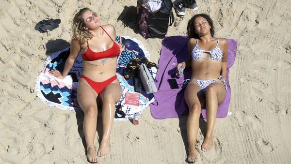 Girls sunbathing - Sputnik International