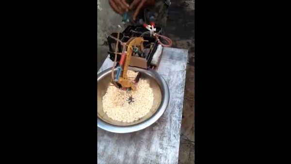 14 year old Arjun, my domestic help's son made this crane for his school project - Sputnik International