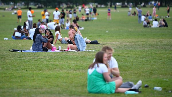 People on Clapham Common applaud during the Clap for our Carers campaign in support of the NHS, following the outbreak of the coronavirus disease (COVID-19), in London, Britain, May 21, 2020 - Sputnik International