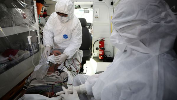 Alessandra Said, 45, a doctor at Emergency Rescue Service (SAMU) and her colleague transport a patient, who suffers from the coronavirus disease (COVID-19), from the Emergency Service to the Delphina Rinaldi Abdel Aziz hospital in Manaus, Brazil May 12, 2020. Picture taken May 12, 2020. - Sputnik International