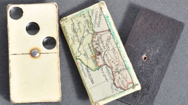 A pair of dominos concealing a hidden map sold for £800 - Sputnik International