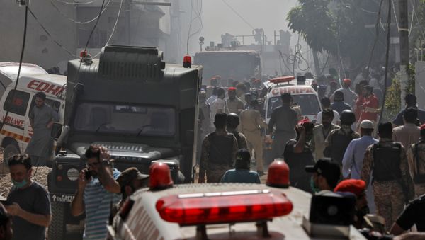 Site of a passenger plane crash in a residential area near an airport in Karachi - Sputnik International