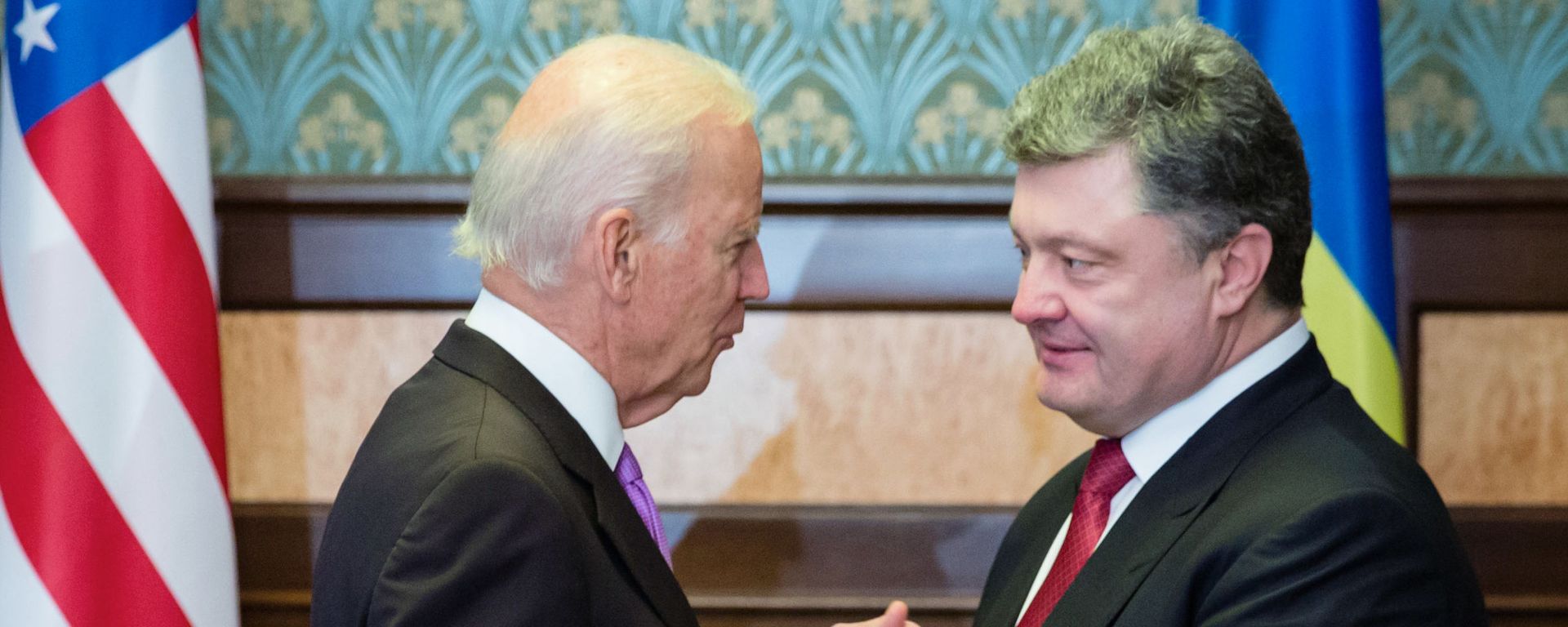 US Vice President Joe Biden (left) and Ukrainian President Petro Poroshenko during a meeting in Kiev US Vice President Joe Biden (left) and Ukrainian President Petro Poroshenko during a meeting in Kiev - Sputnik International, 1920, 17.08.2020