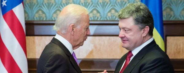 US Vice President Joe Biden (left) and Ukrainian President Petro Poroshenko during a meeting in Kiev - Sputnik International