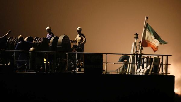 Crew of the Iranian tanker ship Fortune are seen at the deck during the arrival at El Palito refinery in Puerto Cabello, Venezuela, 25 May 2020 - Sputnik International