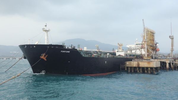 Crew of the Iranian tanker ship Fortune are seen at the deck during the arrival at El Palito refinery in Puerto Cabello, Venezuela May 25, 2020 - Sputnik International