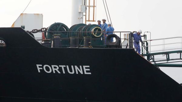 Crew of the Iranian tanker ship Fortune are seen at the deck during the arrival at El Palito refinery in Puerto Cabello, Venezuela May 25, 2020. Crew of the Iranian tanker ship Fortune are seen at the deck during the arrival at El Palito refinery in Puerto Cabello, Venezuela May 25, 2020. - Sputnik International