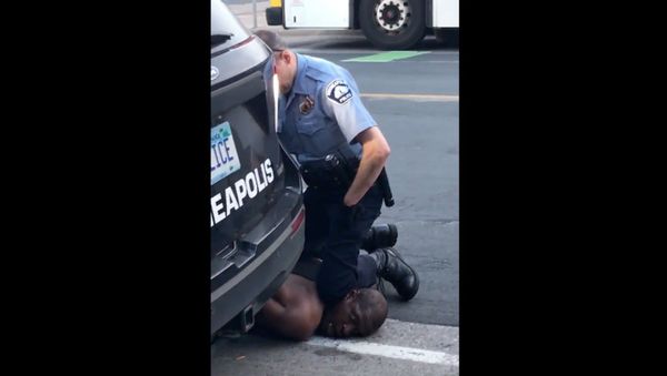 Newly surfaced cellphone footage showing an officer with the Minneapolis Police Department kneeling on local man George Floyd prompts FBI to join department investigation. - Sputnik International