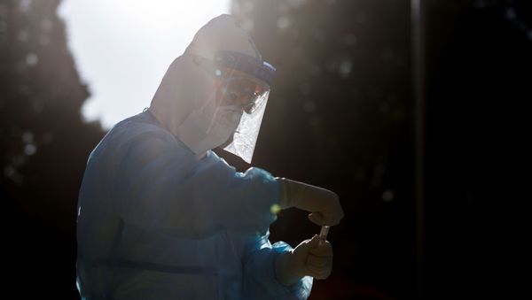 Medical staff prepare a nucleic acid kit for a journalist before the closing session of the Chinese People's Political Consultative Conference (CPPCC) following the outbreak of the coronavirus disease (COVID-19) in Beijing, China May 27, 2020. - Sputnik International