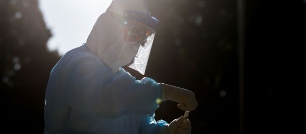 Medical staff prepare a nucleic acid kit for a journalist before the closing session of the Chinese People's Political Consultative Conference (CPPCC) following the outbreak of the coronavirus disease (COVID-19) in Beijing, China May 27, 2020. - Sputnik International