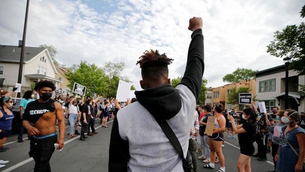 Protesters gather at the scene where George Floyd, an unarmed black man, was pinned down by a police officer kneeling on his neck before later dying in hospital in Minneapolis, Minnesota, U.S. May 26, 2020. Protesters gather at the scene where George Floyd, an unarmed black man, was pinned down by a police officer kneeling on his neck before later dying in hospital in Minneapolis, Minnesota, U.S. May 26, 2020. - Sputnik International