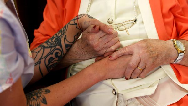 100 year old grandmother with her carer and granddaughter in a UK care home - Sputnik International