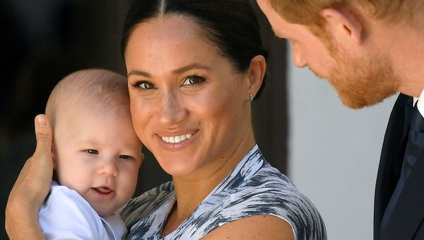 Britain's Prince Harry and his wife Meghan, the Duchess of Sussex, holding their son Archie in Cape Town, South Africa, 25 September 2019 Britain's Prince Harry and his wife Meghan, the Duchess of Sussex, holding their son Archie in Cape Town, South Africa, 25 September 2019 - Sputnik International
