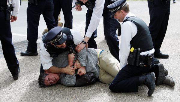 Police detain a protester in Hyde Park during COVID-19 lockdown - Sputnik International
