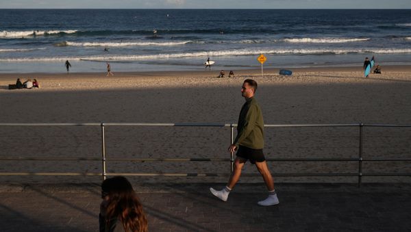 People stroll along a boardwalk amidst the easing of the coronavirus disease (COVID-19) restrictions at Bondi Beach in Sydney, Australia, May 27, 2020. - Sputnik International