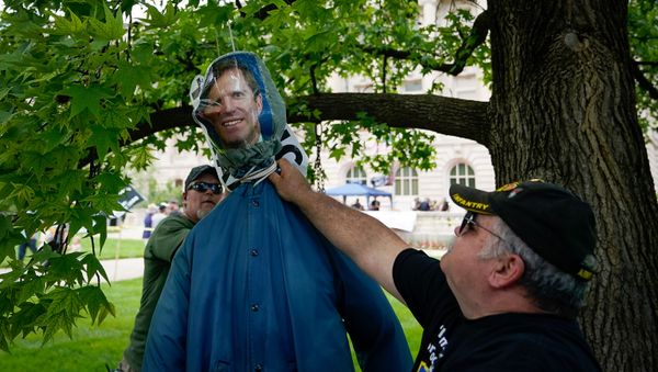 Members of the Three Percent Militia hangs an effigy of Kentucky Governor Andy Beshear during a Patriot Day 2nd Amendment Rally in support of gun rights at the State Capitol in Frankfort, Kentucky, U.S. May 24, 2020. REUTERS/Bryan Woolston - Sputnik International