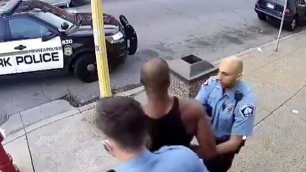 Newly released surveillance footage offer additional insight into initial arrest of Minnesota resident George Floyd. - Sputnik International