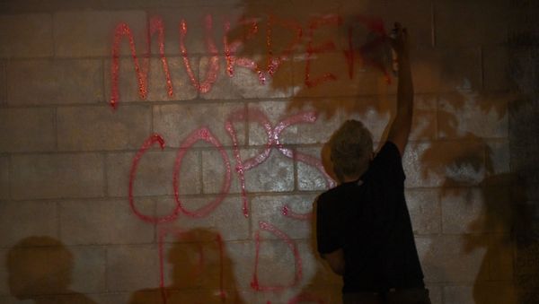 Protesters vandalize an O'Reilly's near the Minneapolis Police third precinct, where they gathered after a white police officer was caught on a bystander's video pressing his knee into the neck of African-American man George Floyd, who later died at a hospital, in Minneapolis, Minnesota, U.S. May 27, 2020. REUTERS/Nicholas Pfosi - Sputnik International