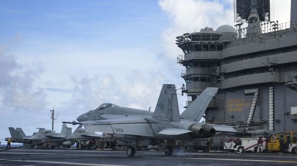 An F/A-18E Super Hornet, assigned to the “Blue Diamonds” of Strike Fighter Squadron (VFA) 146, lands on the flight deck of the aircraft carrier USS Theodore Roosevelt (CVN 71) May 25, 2020 - Sputnik International
