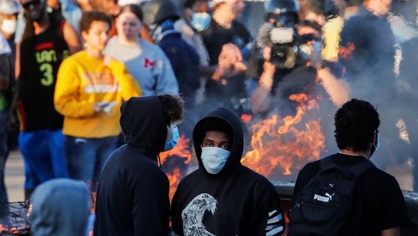 People around a burning car in Minneapolis People around a burning car in Minneapolis - Sputnik International