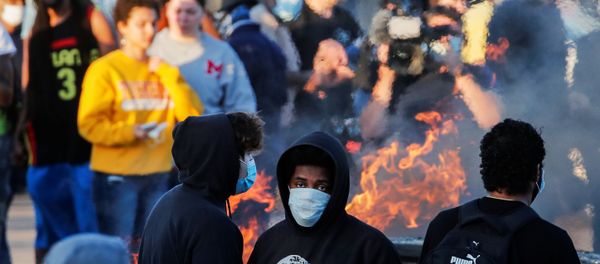 People around a burning car in Minneapolis - Sputnik International