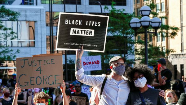 People outside the Hennepin County Government Centre in Minneapolis - Sputnik International