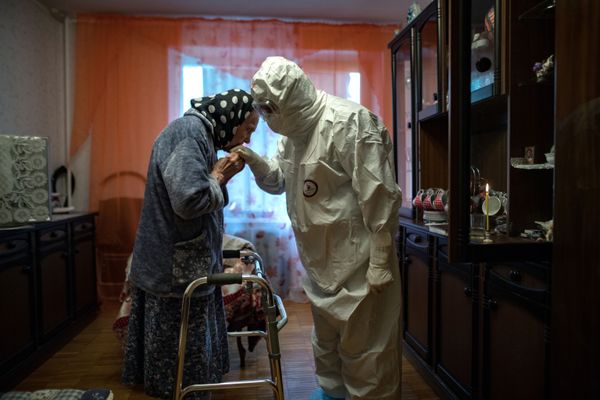 Archpriest John Kudryavtsev during a visit to a woman infected with coronavirus. - Sputnik International