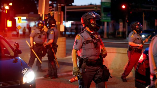 Police officers face protesters after a white police officer was caught on a bystander's video pressing his knee into the neck of African-American man George Floyd, who later died at a hospital, in St. Paul, Minnesota, 28 May 2020 - Sputnik International