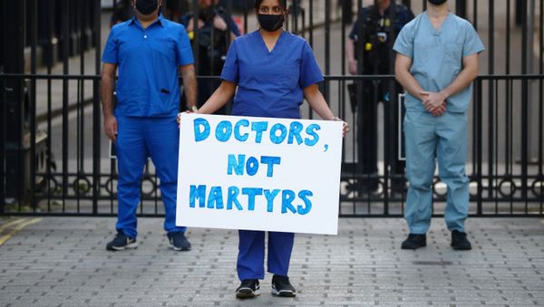 Medical staff protest at the gates of Downing Street after the last day of the Clap for our Carers campaign in support of the NHS, following the outbreak of the coronavirus disease (COVID-19), in London, Britain, May 28, 2020 - Sputnik International