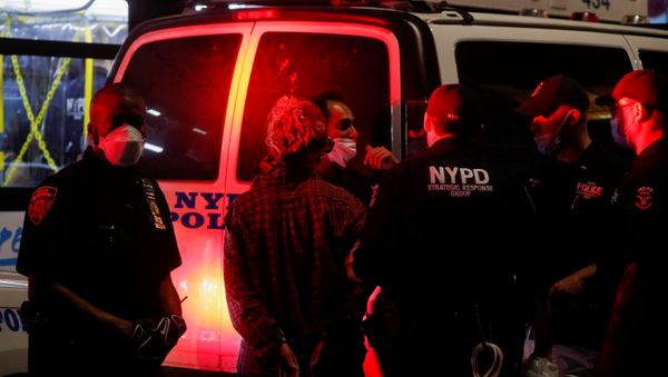 Police officers detain a protester during a protest following the death of African-American George Floyd who was seen in graphic video footage gasping for breath as a Minneapolis Police officer knelt on his neck, in the Brooklyn borough of New York City, U.S., May 29, 2020. Police officers detain a protester during a protest following the death of African-American George Floyd who was seen in graphic video footage gasping for breath as a Minneapolis Police officer knelt on his neck, in the Brooklyn borough of New York City, U.S., May 29, 2020. - Sputnik International
