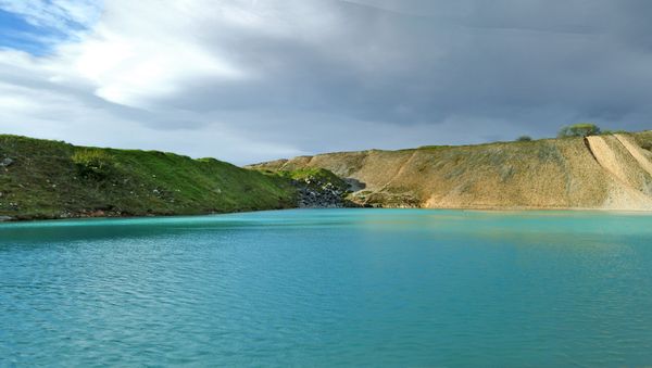 The blue lagoon of Harpur Hill Quarry - Sputnik International