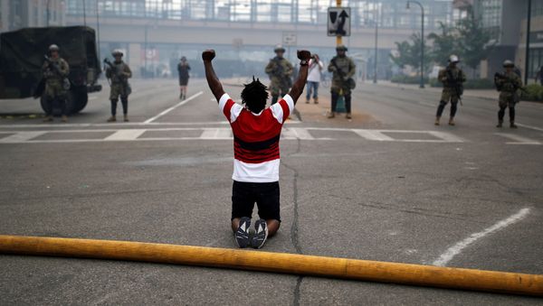A man reacts as he confronts National Guard members guarding the area in the aftermath of a protest after a white police officer was caught on a bystander's video pressing his knee into the neck of African-American man George Floyd - Sputnik International