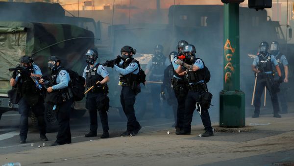 Minneapolis Police Department officers monitor continued demonstrations against the death in Minneapolis police custody of African-American man George Floyd, in Minneapolis, Minnesota, U.S., May 29, 2020. - Sputnik International