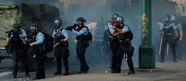 Minneapolis Police Department officers monitor continued demonstrations against the death in Minneapolis police custody of African-American man George Floyd, in Minneapolis, Minnesota, U.S., May 29, 2020. - Sputnik International