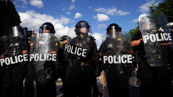 Riot police hold shields as demonstrators rally near the White House against the death in Minneapolis police custody of George Floyd in Washington, D.C. U.S. May 30, 2020. - Sputnik International