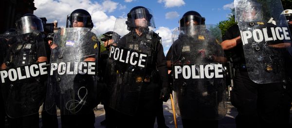 Riot police hold shields as demonstrators rally near the White House against the death in Minneapolis police custody of George Floyd in Washington, D.C. U.S. May 30, 2020. - Sputnik International