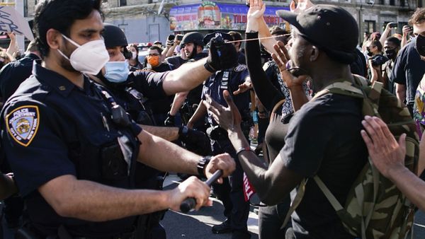 A NYPD police officer sprays protesters as they clash during a march against the death in Minneapolis police custody of George Floyd, in the Brooklyn borough of New York City, U.S., May 30, 2020. A NYPD police officer sprays protesters as they clash during a march against the death in Minneapolis police custody of George Floyd, in the Brooklyn borough of New York City, U.S., May 30, 2020. - Sputnik International