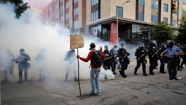A protester faces riot police advancing through tear gas during nationwide unrest following the death in Minneapolis police custody of George Floyd, in Raleigh, North Carolina, US. - Sputnik International
