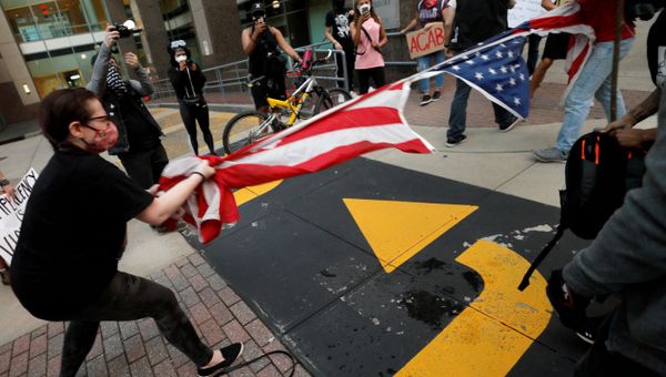 Protesters rip apart a US flag during nationwide unrest following the death in Minneapolis police custody of George Floyd, in Raleigh, North Carolina, US. - Sputnik International