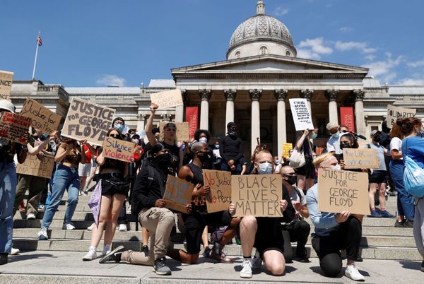 Hundreds Take to Trafalgar Square Kneeling, Chanting 'I Can’t Breathe' for George Floyd - Video - Sputnik International