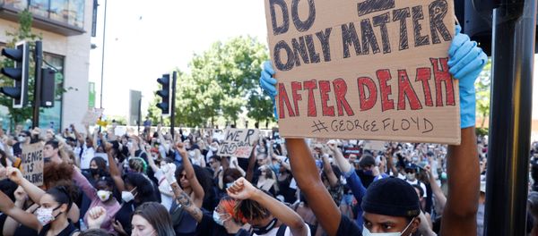 A man holds up a sign during a protest against the death in Minneapolis police custody of African-American man George Floyd in front of the US Embassy, London, Britain. A man holds up a sign during a protest against the death in Minneapolis police custody of African-American man George Floyd in front of the US Embassy, London, Britain. - Sputnik International