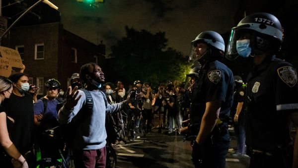 A protester argues with a NYPD police officer - Sputnik International